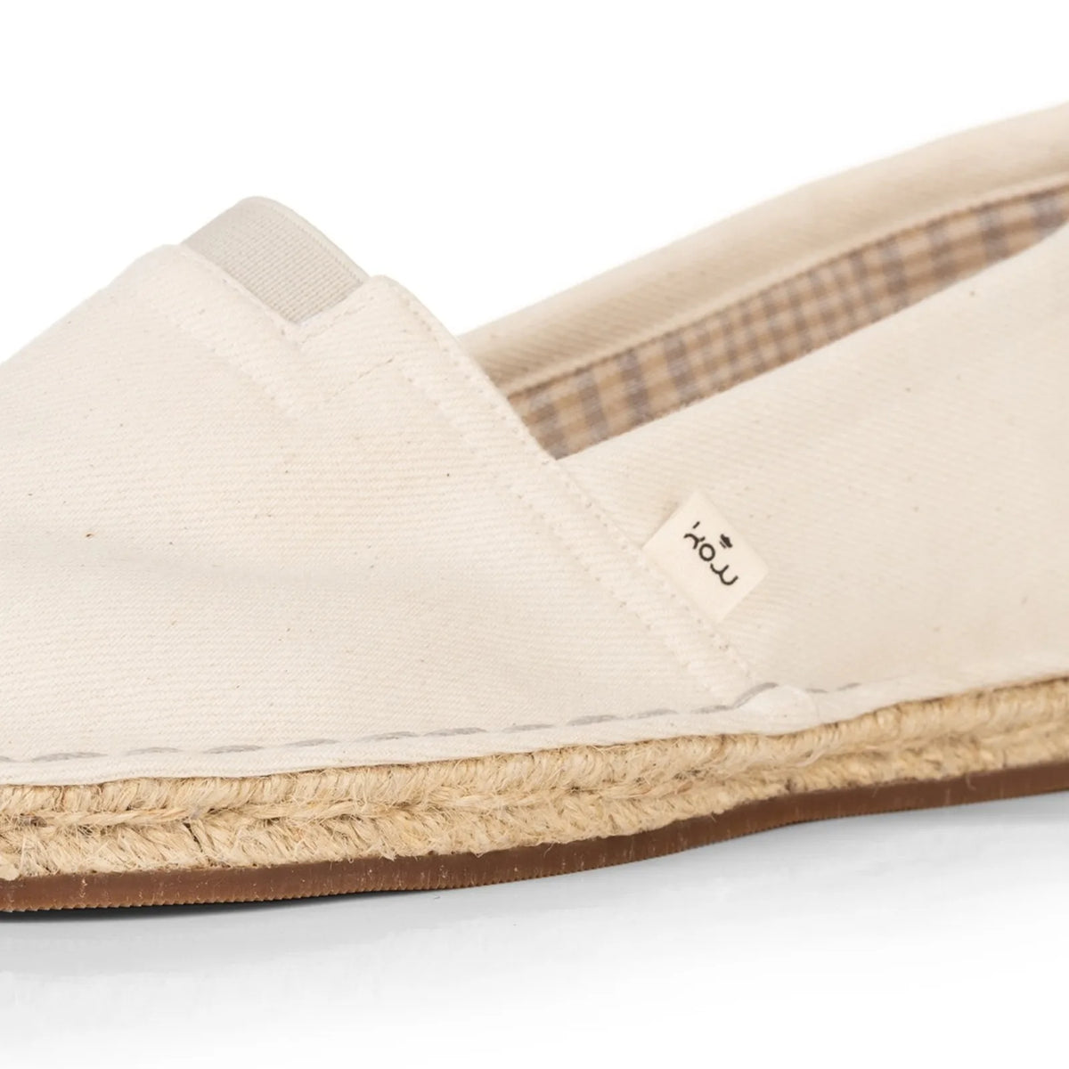 Handmade espadrilles for men in off white cotton canvas_close up